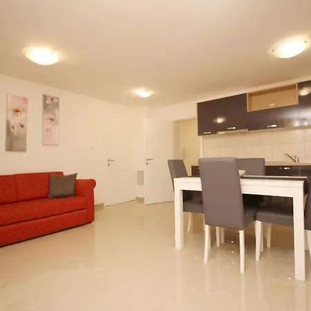 Nettes In Mit Gemeinsamer Terrasse By Interhome Apartman