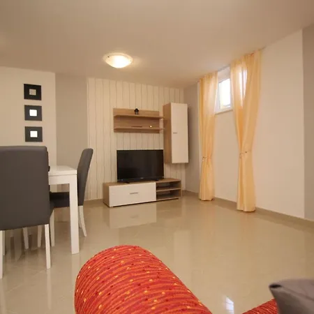 Nettes In Mit Gemeinsamer Terrasse By Interhome Апартаменты Башка
