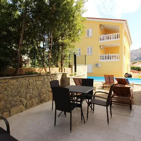 Nettes In Mit Gemeinsamer Terrasse By Interhome *