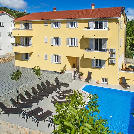 Nettes In Mit Gemeinsamer Terrasse By Interhome Baška