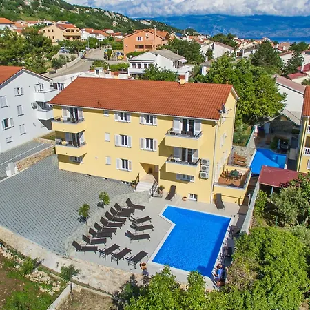 Nettes In Mit Gemeinsamer Terrasse By Interhome Apartament Baška