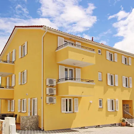 Apartament Nettes In Mit Gemeinsamer Terrasse By Interhome Baška
