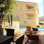 Nettes In Mit Gemeinsamer Terrasse By Interhome شقة *