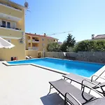 Nettes In Mit Gemeinsamer Terrasse By Interhome شقة