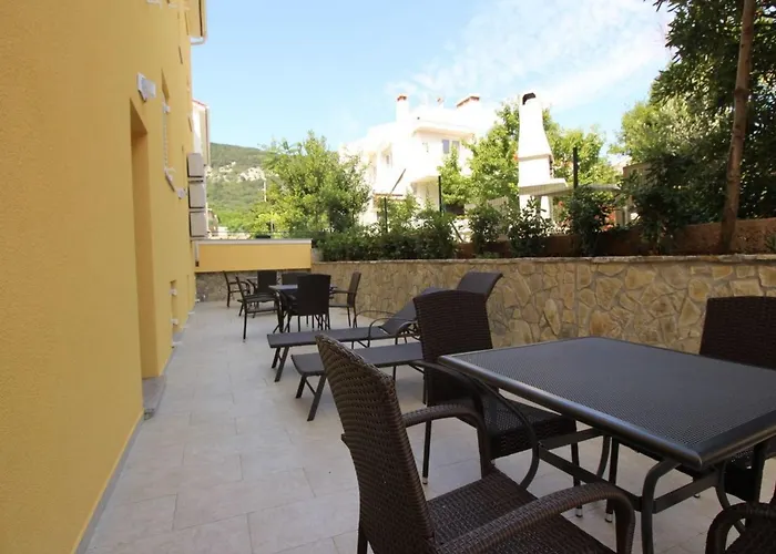 Apartment Nettes In Mit Gemeinsamer Terrasse By Interhome